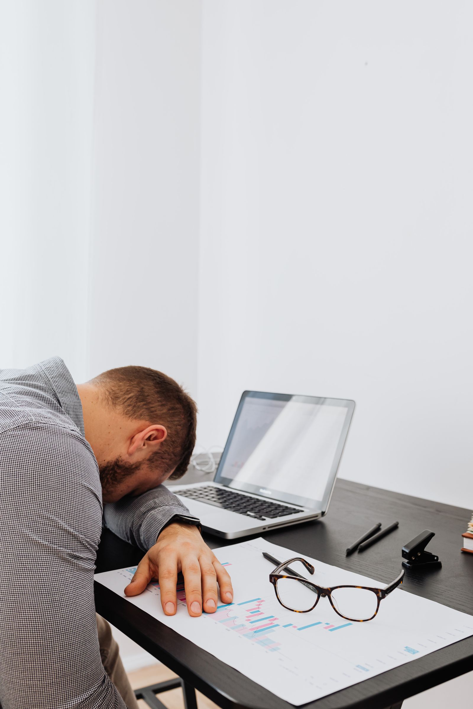 Burn-out multidisciplinaire aanpak: uitgeputte persoon rust uit