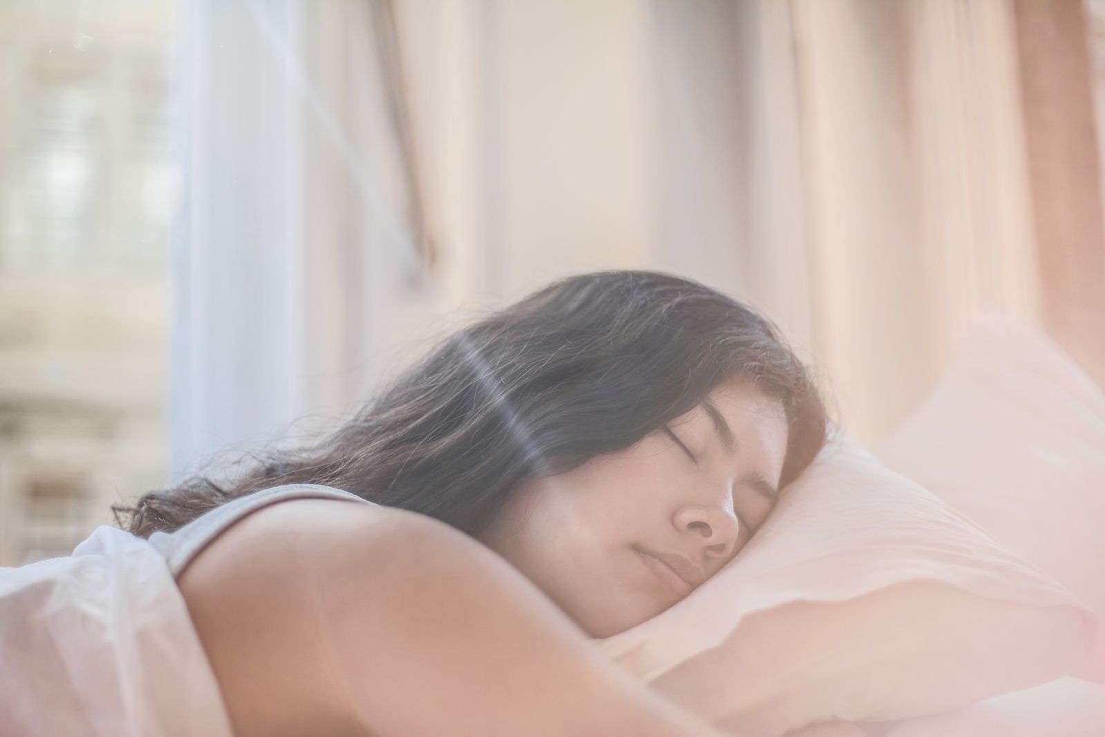 Slaapkwaliteitstest 1 Vrouw die vredig slaapt in zacht ochtendlicht