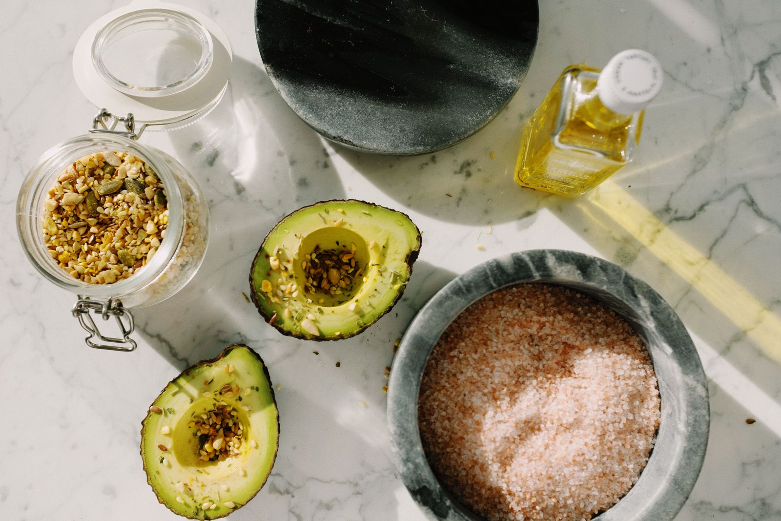 Voedingspatroon- en orthomoleculaire balanstest 1 Gehalveerde avocado met zaden, symbool voor gezonde voeding